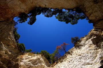 Parco Nazionale del Gargano: la grotta sfondata