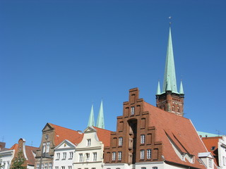 Fototapeta premium Häuserfront in Lübeck an der Untertrave