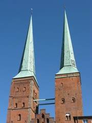 Fototapeta na wymiar Zwillingstürme des Domes in Lübeck