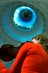 Girl playing her violin at the concert - obrazy, fototapety, plakaty