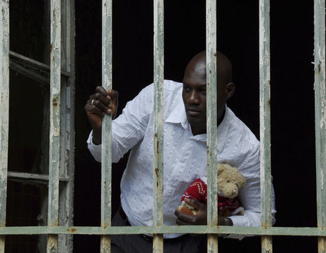 Trauriger Blick - Mann mit Teddy