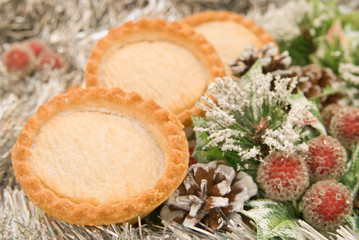 Fototapeta na wymiar Festive seasonal mince pies in a Christmas setting