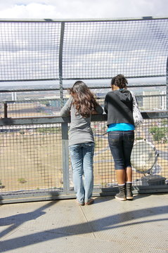 Jeunes filles regardant Brasilia du haut de la tour.