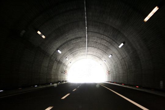 Fototapeta Światła samochodów szlaki w tunelu