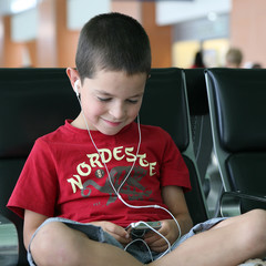 Enfant écoutant de la musique sur un lecteur mp3