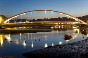 Fototapeta na wymiar Most pomiędzy dzielnicami i dotyk, Bizkaia (Hiszpania)