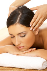 Obraz na płótnie Canvas Beautiful brunette woman taking head massage
