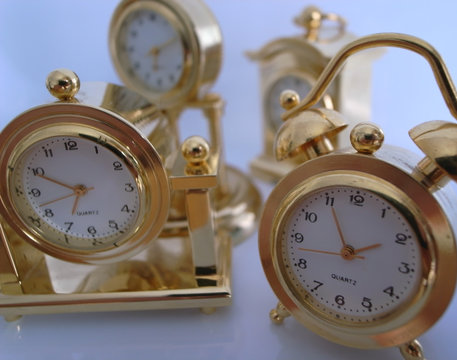 relojes dorados marcan diferente hora