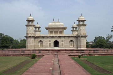 Fototapeta na wymiar Ozdobny biały marmur Mughal grób (I'timad-ud-Daulah), Agra.