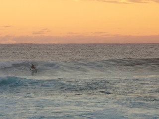Fototapeta na wymiar Surf au coucher du soleil à la Réunion