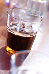 Espresso auf Eis im Shotglas