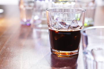 Espresso auf Eis im Shotglas