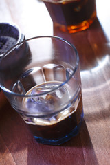 Espresso auf Eis im Shotglas