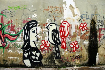 Mur graffité, femme et oiseaux. Brésil.