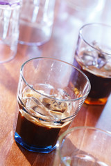 Espresso auf Eis im Shotglas