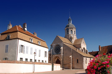 La place de l'église à Seurre