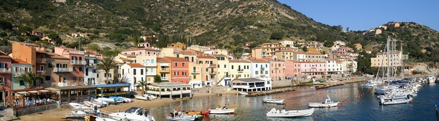 Fototapeta na wymiar Port na wyspie Giglio, Włochy