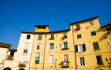 Fototapeta na wymiar Tradycyjny włoski budynek z koliście na wesołym miasteczku.
