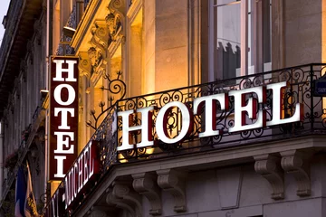 Fotobehang Verlicht Parijs hotelbord genomen in de schemering © Brian Jackson