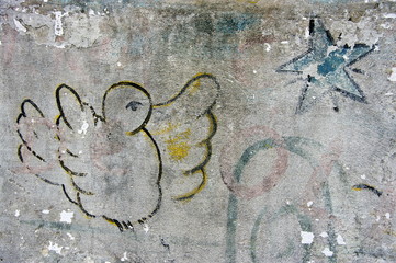 Petit oiseau graffité sur un vieux mur.