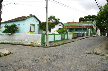 Fototapeta na wymiar Przy skrzyżowaniu ulicy Olinda i zielony dom, Brazylia.