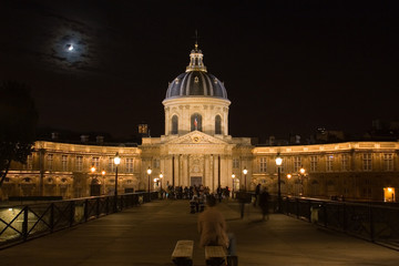Fototapeta na wymiar Jesień w Paryżu. Pałac Legii Honorowej w nocy.