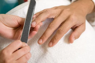  een man krijgt manicure in salon © Andriy Bezuglov
