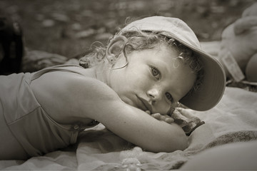 petite fille triste sur la plage