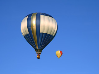 Fototapeta na wymiar Dwa piękne gorące powietrze balonów na niebieskim niebie.