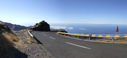 Route de montagne en lacet (Madère)