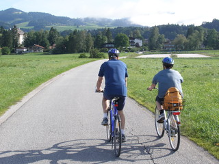 radfahrer in den tiroler bergen