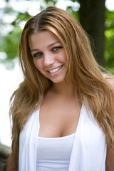 Naklejka premium Portrait of young girl on forest background