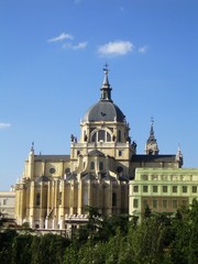 Fototapeta na wymiar Cathédrale de l'Almudena, Madrid