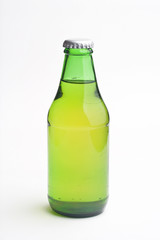 cerveza fria sobre fondo blanco