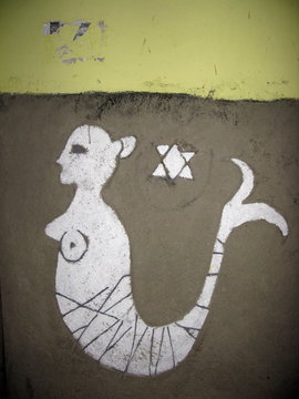 Sirène et étoile peints sur un mur.