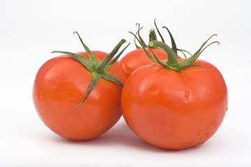 jugosos tomates aislados sobre fondo blanco