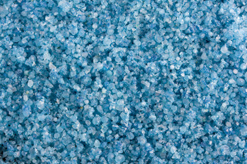 Fototapeta na wymiar kryształy niebieskie tło - makro nawóz w ogrodzie