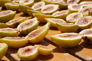 Fichi freschi che seccano al sole