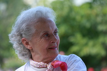 grand m&egrave;re heureuse