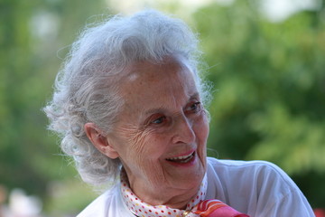 femme agée souriante