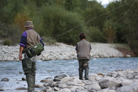 loisir passion - pêche en rivière - un enfant et un adulte