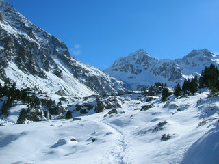 Fototapeta na wymiar Snowy dolina w Hautes-Pyrénées