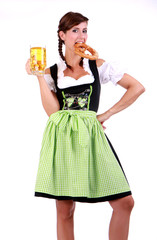 Bayerische Kellnerin im Dirndl mit Bier
