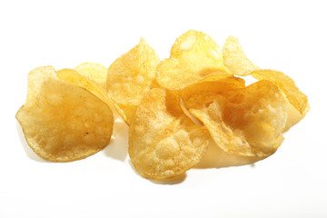 Kartoffel Chips vor weißem Hintergrund