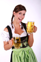 Bayerische Kellnerin im Dirndl mit Bier 1