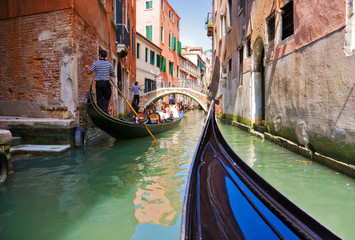 Fototapeta na wymiar Gondola podróż na małych Venice kanały.
