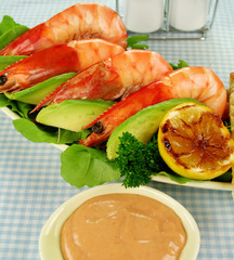 Freshly prepared shrimps with rocket salad and bread