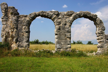 Fototapeta na wymiar Ruins of a ancient arch