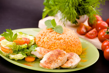 Rice and fried chicken with vegetables