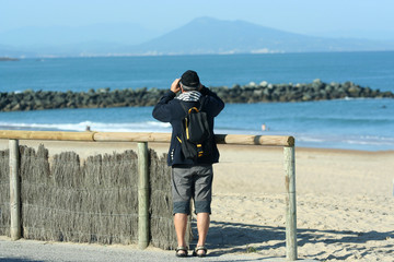 homme entrain de regarder avec des jumelles